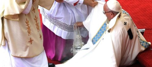 Polonia, la veste tradisce: Papa Francesco inciampa, cade e si rialza