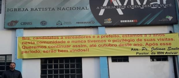 Pastor coloca uma faixa em frente a sua igreja, pedindo que políticos não visitem o templo durante as campanhas eleitorais. Pastor coloca uma faixa em frente a sua igreja, pedindo que políticos não visitem o templo durante as campanhas eleitorais.