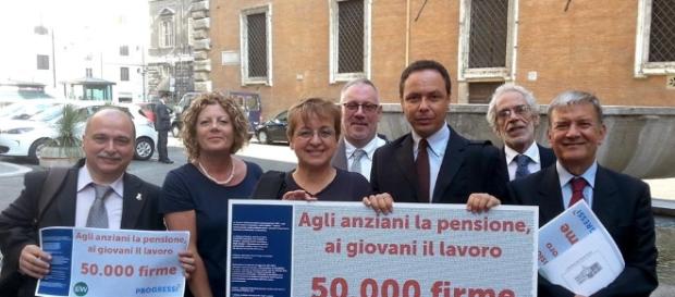 Riforma pensioni 2016, prima consegna di firme sulla flessibilità al Senato Riforma pensioni 2016, prima consegna di firme sulla flessibilità al Senato