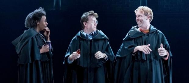 Tutto esaurito alla prima di Harry Potter and the Cursed Child (foto tratta da "The Guardian" di Manuel Harlan/PA) Tutto esaurito alla prima di Harry Potter and the Cursed Child (foto tratta da "The Guardian" di Manuel Harlan/PA)