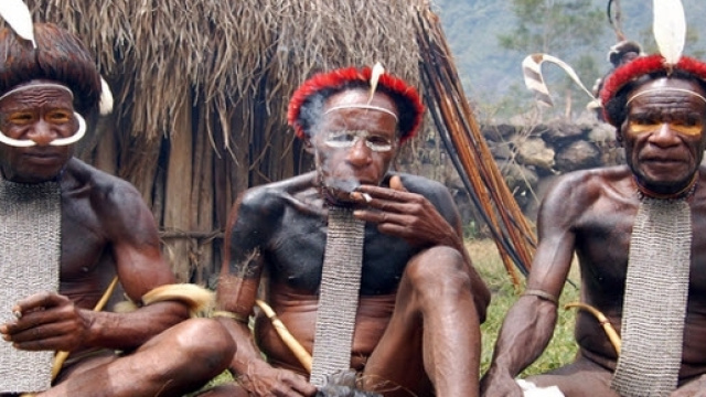 Foto di alcuni indigeni di Papua.