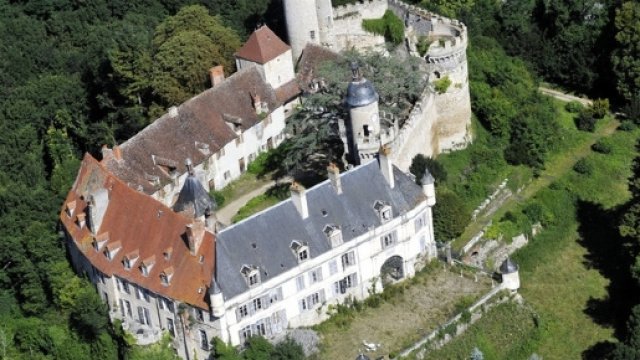 Le superbe château de Veauce, serti dans un écrin de verdure.