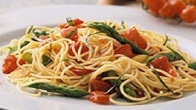 Spaghetti agli asparagi selvatici: la ricetta e le proprietà curative