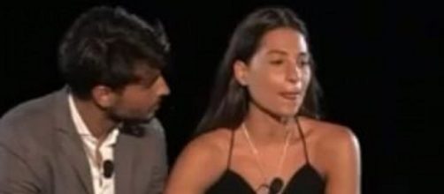 Fabio Ferrara e Ludovica Valli davanti al falò di Temptation Island