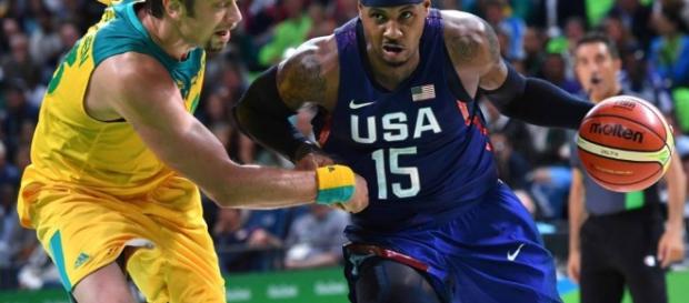 Carmelo Anthony supera a David Andersen en una acción del partido Carmelo Anthony supera a David Andersen en una acción del partido