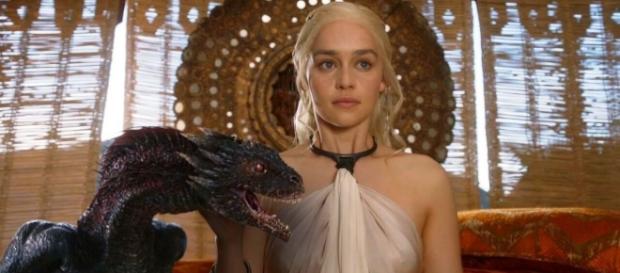 Daenerys Targaryen, a mãe dos dragões Daenerys Targaryen, a mãe dos dragões