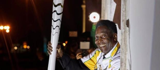 dos emblemas del deporte mundial, la llama olímpica y Pelé dos emblemas del deporte mundial, la llama olímpica y Pelé
