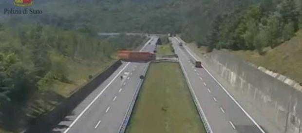 Sofer român de TIR, aproape de o tragedie în ITALIA Sofer român de TIR, aproape de o tragedie în ITALIA