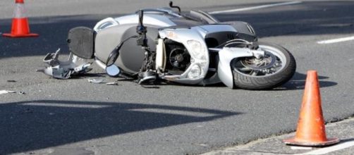 Napoli: a Pomigliano muore 39enne in scooter, ferito il passeggero