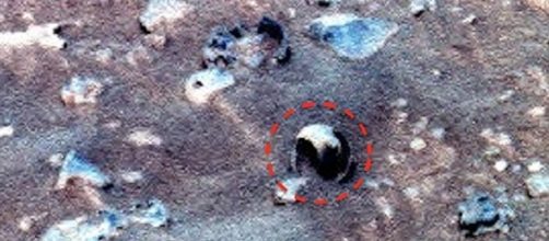 Ufo: immerso nel cratere Gusev su Marte sembra esserci un guscio rotto