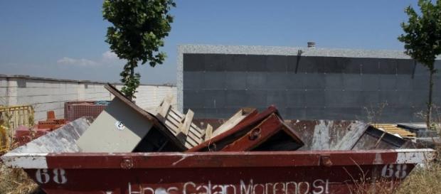 El cementerio de Móstoles tira féretros usados en un contenedor al ... - elpais.com El cementerio de Móstoles tira féretros usados en un contenedor al ... - elpais.com