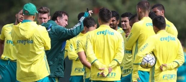 Técnico Cuca reunido com elenco na Academia de Futebol (Foto: Cesar Greco/Ag.Palmeiras/Divulgação) Técnico Cuca reunido com elenco na Academia de Futebol (Foto: Cesar Greco/Ag.Palmeiras/Divulgação)