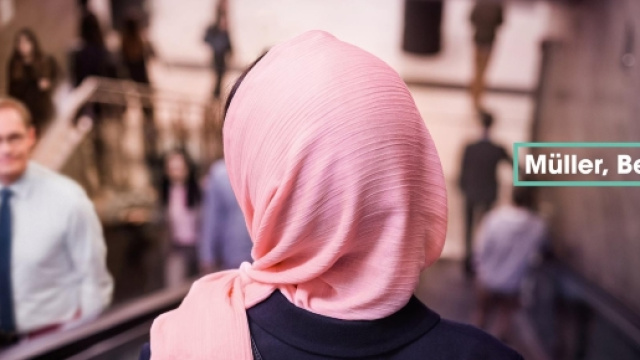 il manifesto comparso in questi giorni nella capitale tedesca.