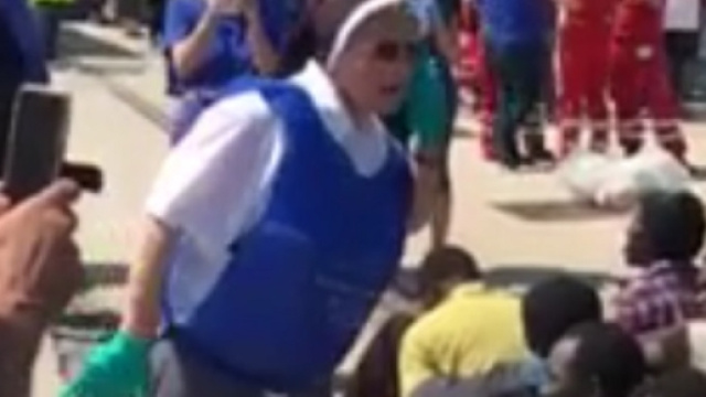 Suor Lina con gli immigrati al porto di Reggio Calabria