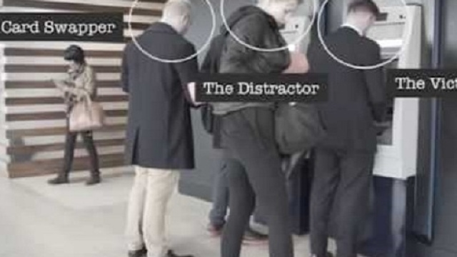 Un video della Barckley's spiega come avviene una truffa ai clienti dei bancomat