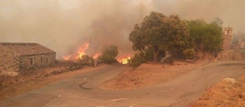 Il vasto incendio in Sardegna da Sedilo a San Basilio