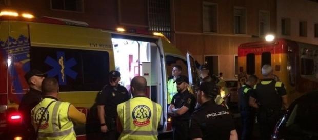 La policía y el Samur atienden a los afectados por el incendio La policía y el Samur atienden a los afectados por el incendio