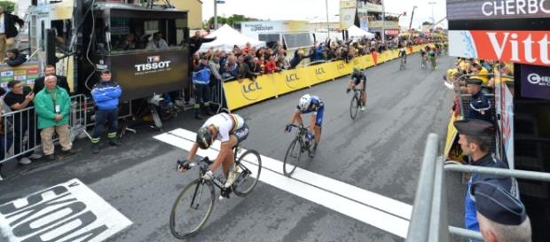 Peter Sagan conquistó la segunda etapa del Tour y se enfunda el maillot amarillo Peter Sagan conquistó la segunda etapa del Tour y se enfunda el maillot amarillo