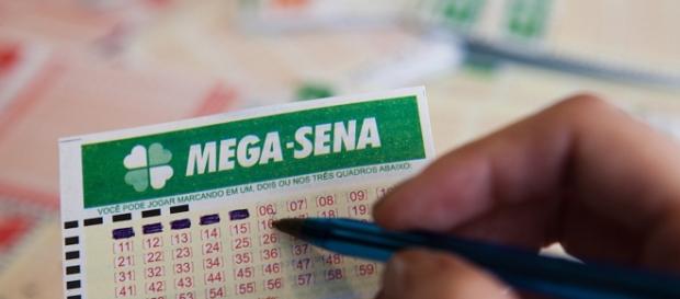 Veja os números do sorteio da Mega-Sena 1833 Veja os números do sorteio da Mega-Sena 1833