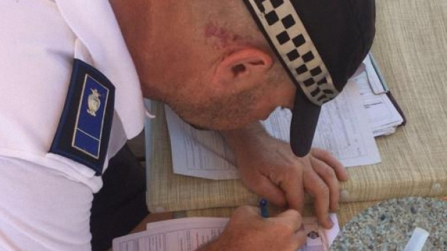 L'agente della Polizia Municipale e le cicche di sigaretta costate 200 euro alla turista friulana.