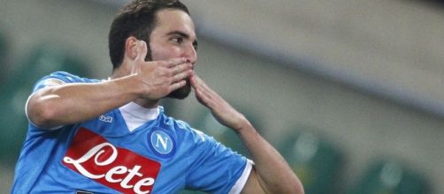 Higuain: la rabbia dei tifosi napoletani si trasforma in ironia sul web