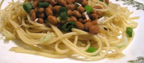 Spaghetti conditi con "natto", un probiotico di orgine giapponese.