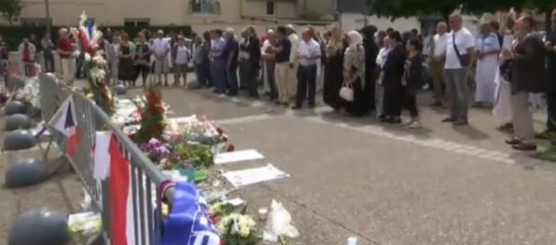 La comunità di Saint-Etienne-du-Rouvray davanti alla chiesa. La comunità di Saint-Etienne-du-Rouvray davanti alla chiesa.