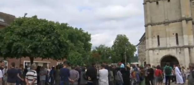 La comunità raccolta davanti alla chiesa di Saint-Etienne-du-Rouvray. La comunità raccolta davanti alla chiesa di Saint-Etienne-du-Rouvray.
