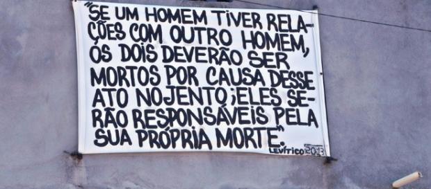 Placa homofóbica já foi retirada da fachada da igreja Placa homofóbica já foi retirada da fachada da igreja
