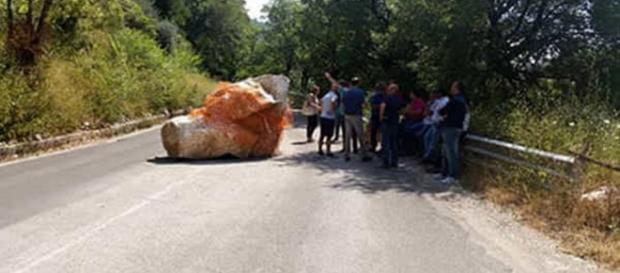 Provincia di Salerno: il masso che blocca la strada da un anno Provincia di Salerno: il masso che blocca la strada da un anno