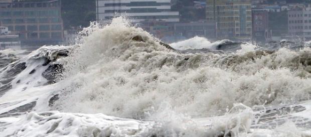 Ressaca do mar de Copacabana atinge estúdios de TV dos jogos olímpicos Ressaca do mar de Copacabana atinge estúdios de TV dos jogos olímpicos