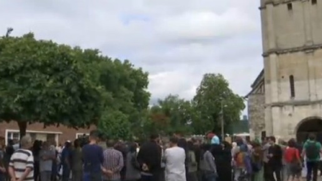 La comunità raccolta davanti alla chiesa di Saint-Etienne-du-Rouvray.