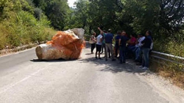Provincia di Salerno: il masso che blocca la strada da un anno