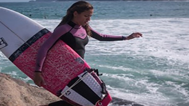 Una surfista sulla spiaggia di Copacabana (ph. AFP).