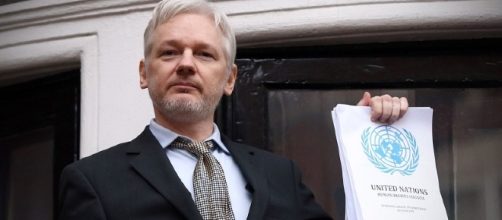 Julian Assange non rivela la fonte che gli ha permesso di pubblicare i documenti di 'emailgate'