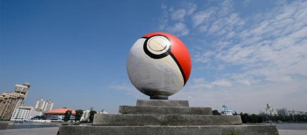 Alguien ha transformado este monumento en una Poké Ball - conectica.com Alguien ha transformado este monumento en una Poké Ball - conectica.com