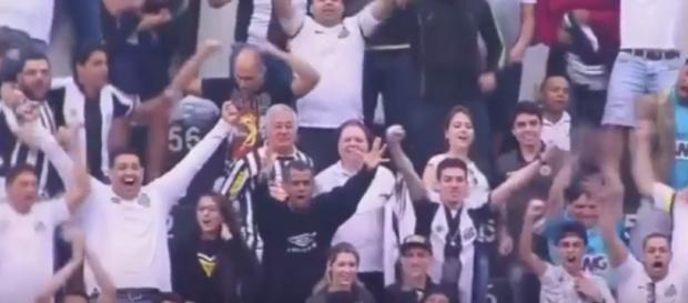 Depois de passar sufoco na etapa inicial, torcida do Santos comemorou no segundo tempo (Reprodução) Depois de passar sufoco na etapa inicial, torcida do Santos comemorou no segundo tempo (Reprodução)