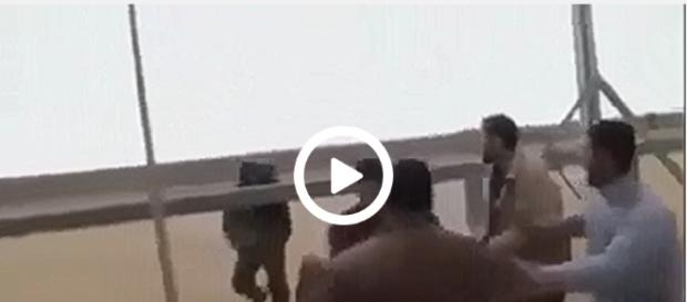 Izraelski żołnierz najpierw każe się cofnąć, a następnie zaczyna mierzyć z karabinu w stronę szturmujących granicę. Izraelski żołnierz najpierw każe się cofnąć, a następnie zaczyna mierzyć z karabinu w stronę szturmujących granicę.