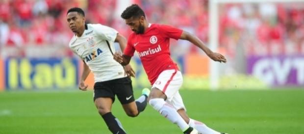 Lateral esquerdo Artur foi um dos jogadores mais vaiados pela torcida do Internacional. Lateral esquerdo Artur foi um dos jogadores mais vaiados pela torcida do Internacional.