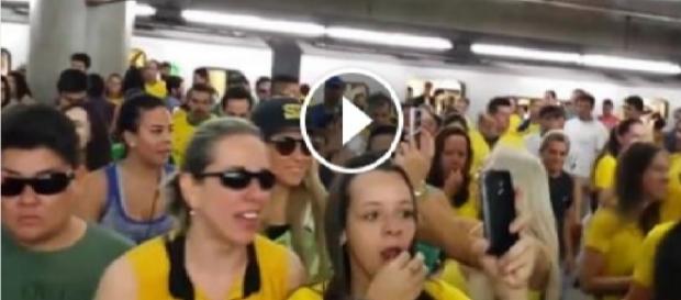 Veja o vídeo que mostra uma multidão no metro Veja o vídeo que mostra uma multidão no metro