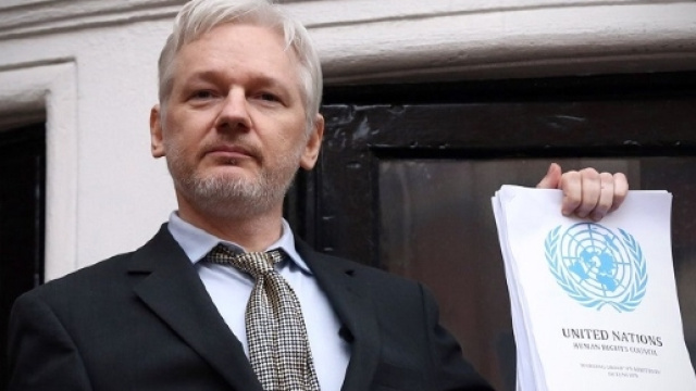 Julian Assange non rivela la fonte che gli ha permesso di pubblicare i documenti di 'emailgate'