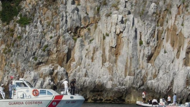 Palinuro, recuperati i corpi di due dei tre sub - La Stampa - lastampa.it