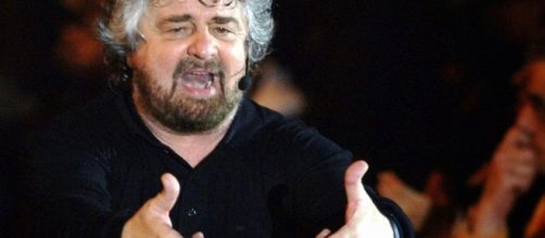 Beppe Grillo durante uno dei suoi comizi.