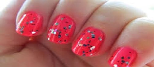 Novità nail art: tonalità del rosso e corallo, estate 2016