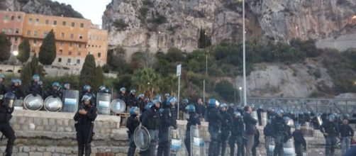 Protesta contro le forze dell’ordine a Ventimiglia per il presidio dei migranti.
