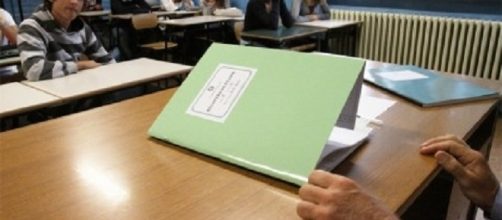 Ultime notizie scuola, lunedì 4 luglio 2016: padre minaccia prof per brutti voti della figlia