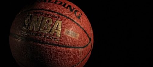 Un pallone da basket utilizzato sul parquet