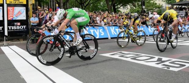 El británico Mark Cavendish ganó la tercera etapa del Tour de France e igualó marca histórica El británico Mark Cavendish ganó la tercera etapa del Tour de France e igualó marca histórica