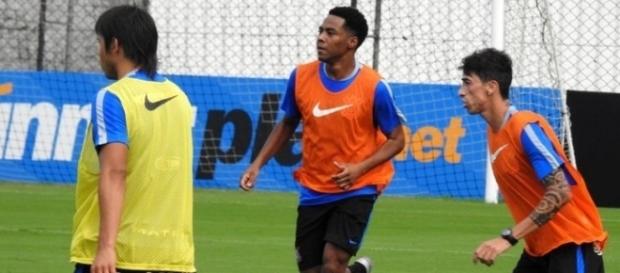 Elias está voltando ao Corinthians após sofrer uma fratura nas costelas Elias está voltando ao Corinthians após sofrer uma fratura nas costelas
