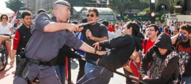 Manifestantes tentam agredir fãs de Bolsonaro Manifestantes tentam agredir fãs de Bolsonaro